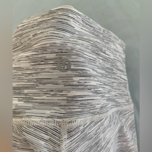 Lululemon Wunder Under - Size 4 - Picture 3 of 7